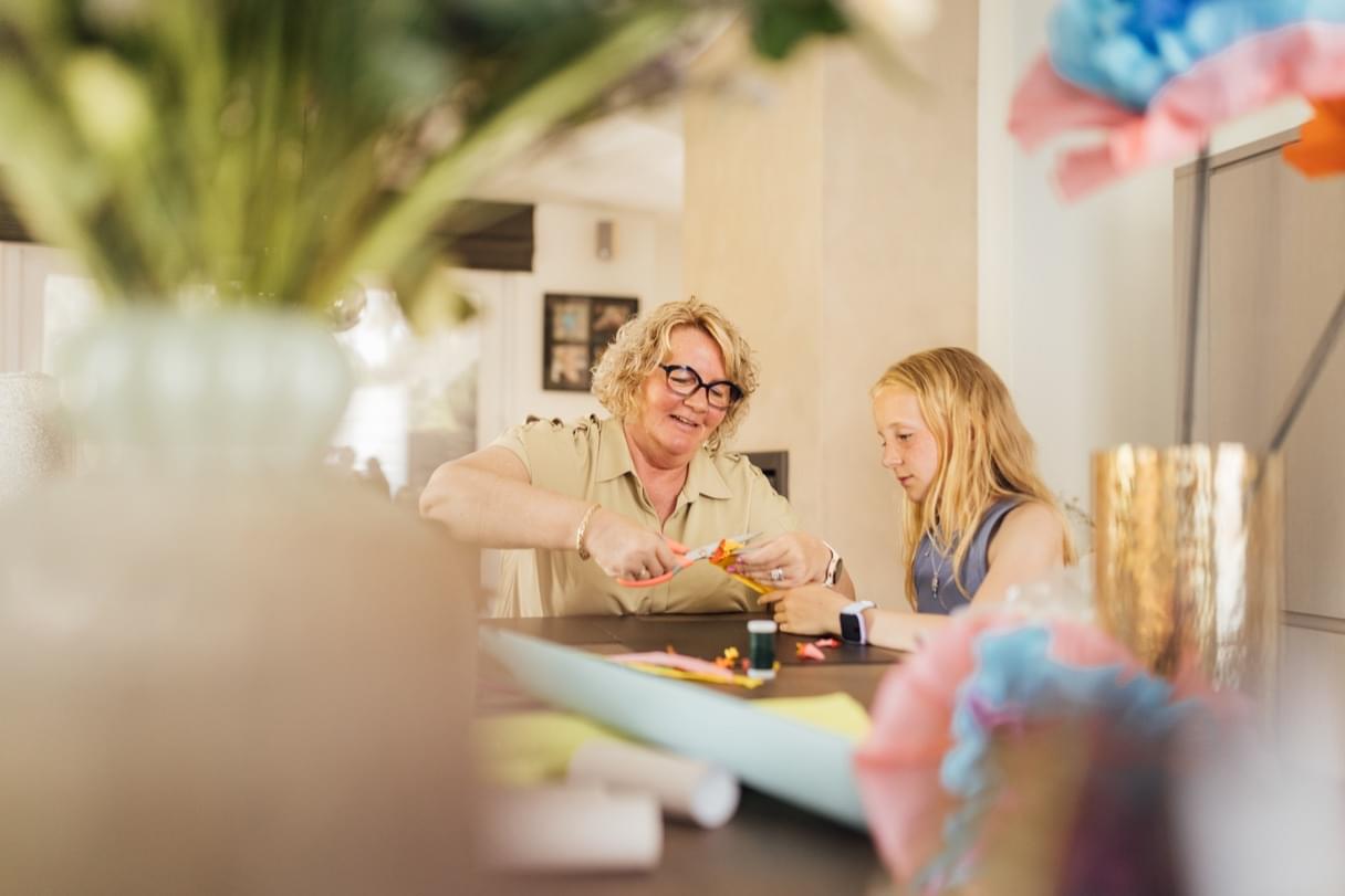 Conny knutselt met haar kleinkind