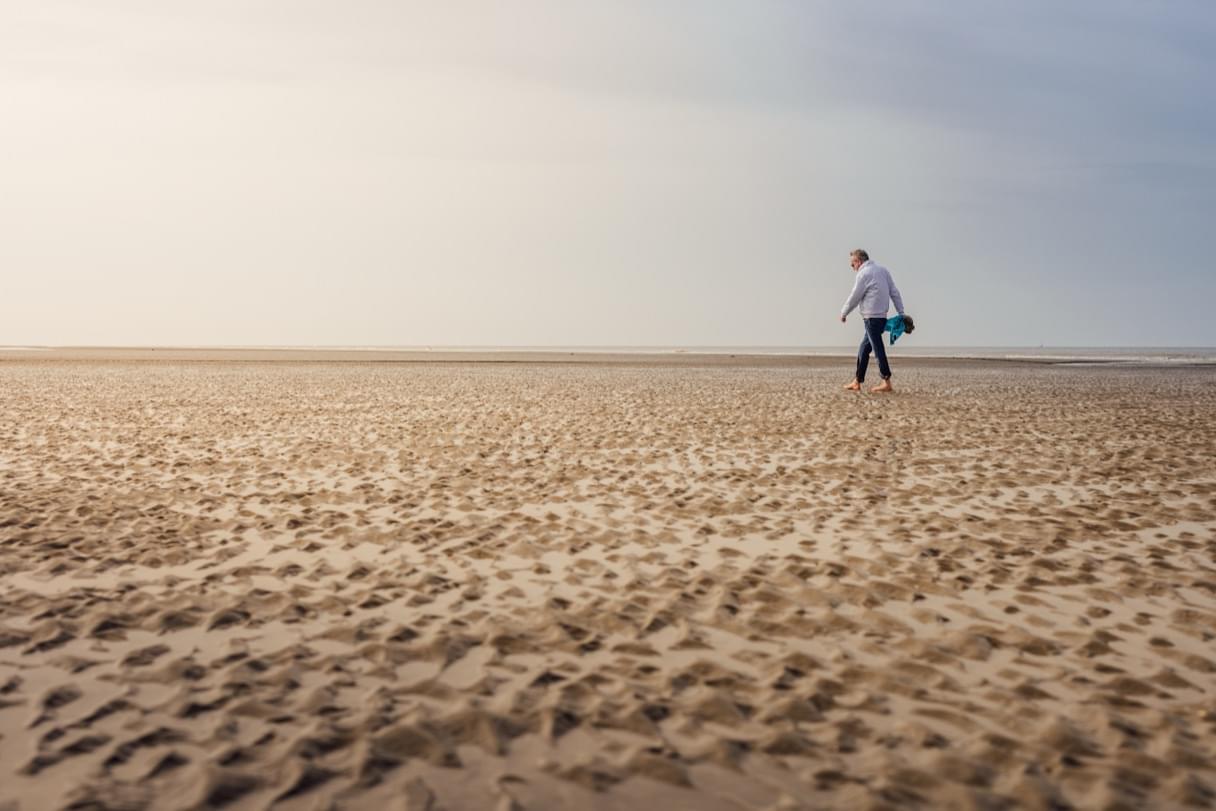Thierry wandelt op het strand