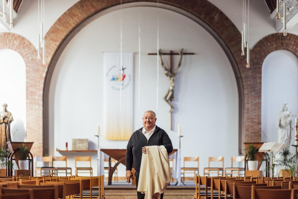 Wilfried in een kerk